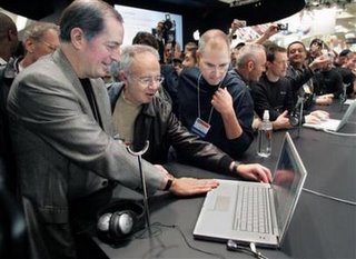 Paul Otellini e Andy Grove, CEOs da Intel, com Steve Jobs